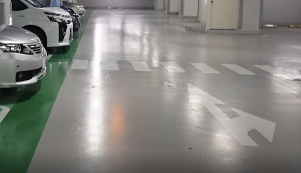 駐車場の床
